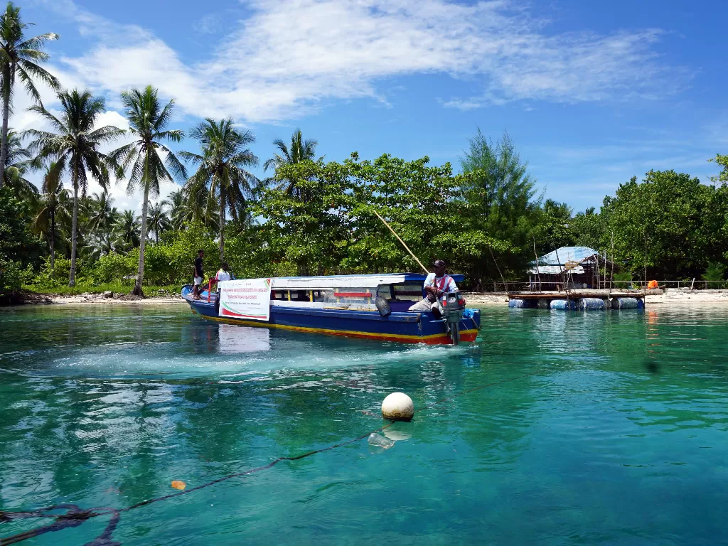 Perahu berlabuh di Pulau Soop (ANTARA FOTO/Olha Mulalinda)