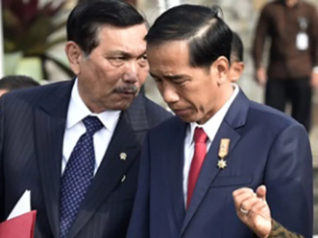 Presiden Jokowi bersama Menteri Marves Luhut Pandjaitan. (Antara Foto)