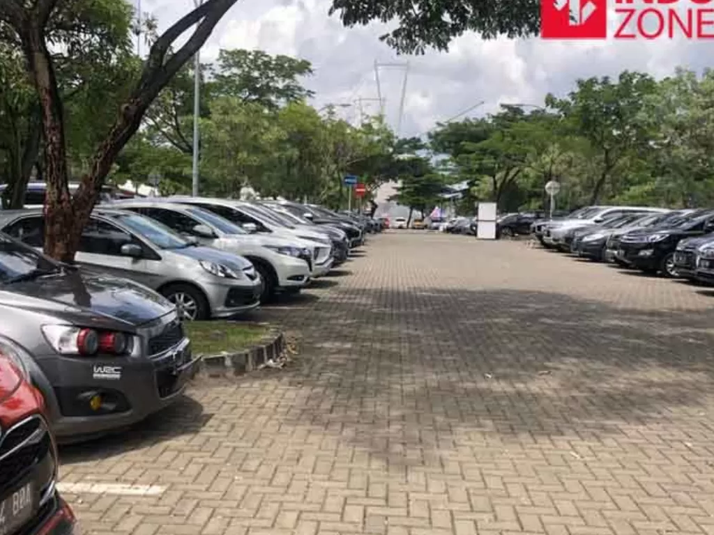 Area parkir mobil yang tertata rapih terkadang kondisi ini juga ada yang parkir pararel (INDOZONE/Ristuyana)