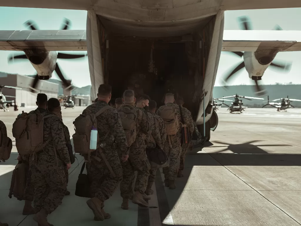 Tentara AS memasuki pesawat. (Unsplash/Joel Rivera-Camacho)