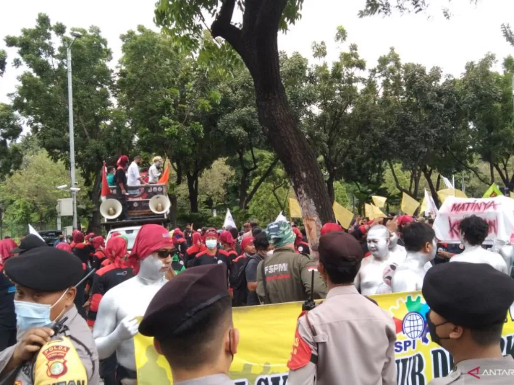 Sejumlah pekerja melakukan aksi unjuk rasa menuntut revisi besaran UMP DKI 2022 di depan Balai Kota Jakarta, Senin (29/11/2021). (photo/ANTARA/Dewa Ketut Sudiarta Wiguna)