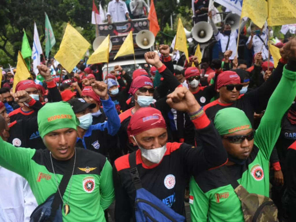 Sejumlah buruh menggelar aksi unjuk rasa menolak upah minimum provinsi (UMP) di depan Balai Kota DKI Jakarta, Senin (29/11/2021). (ANTARA FOTO/Akbar Nugroho Gumay)