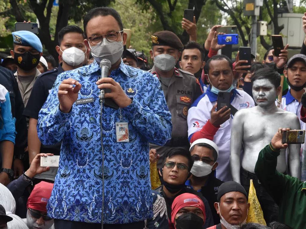 Gubernur DKI Jakarta Anies Baswedan berorasi saat menemui buruh yang berunjuk rasa di depan Balai Kota DKI Jakarta. (ANTARA FOTO/Indrianto Eko Suwarso/rwa)