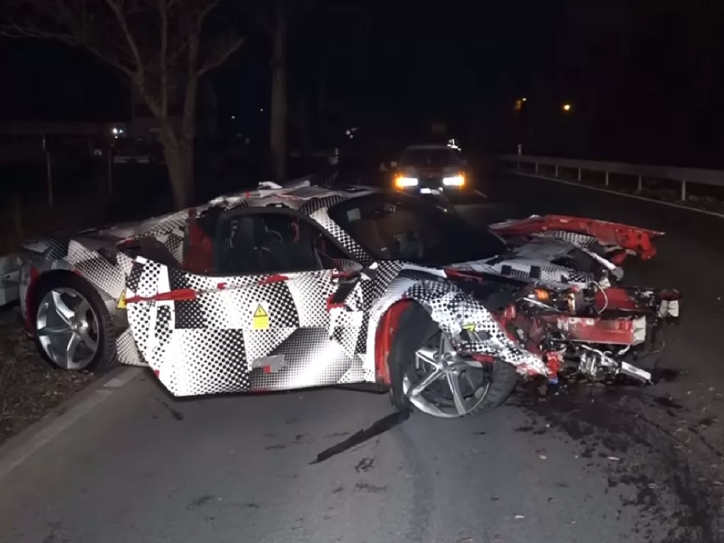 Prototype mobil Ferrari SF90 Stadale yang hancur usai alami kecelakaan (photo/YouTube/Einsatz-Report24)