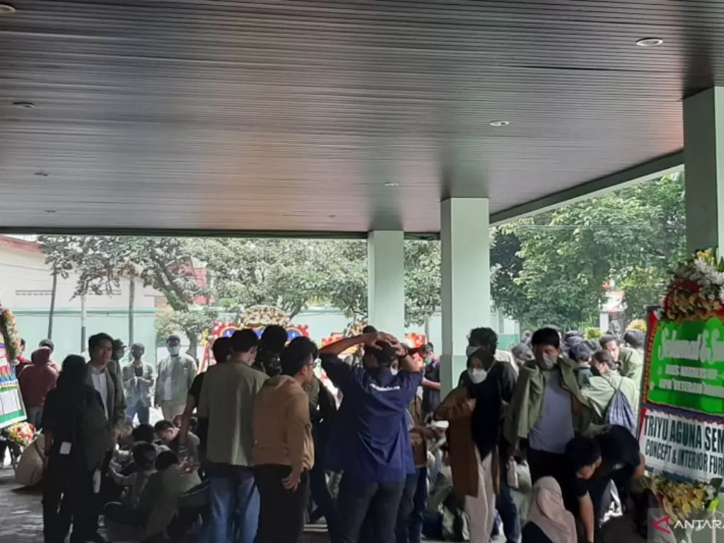 Sejumlah mahasiswa UPNVJ meminta pihak kampus untuk menyelidiki penyebab meninggalnya seorang mahasiswa D-3 Fisioterapi di Plaza Wardiman, Kampus UPNVJ Pondok Labu, Jakarta, Selasa (30/11/2021). (photo/ANTARA/Sihol Hasugian)