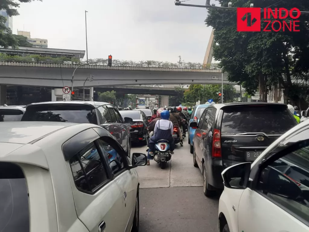 Ilustrasi kemacetan karena masyarakat ingin liburan nataru. (INDOZONE/M Fadli).