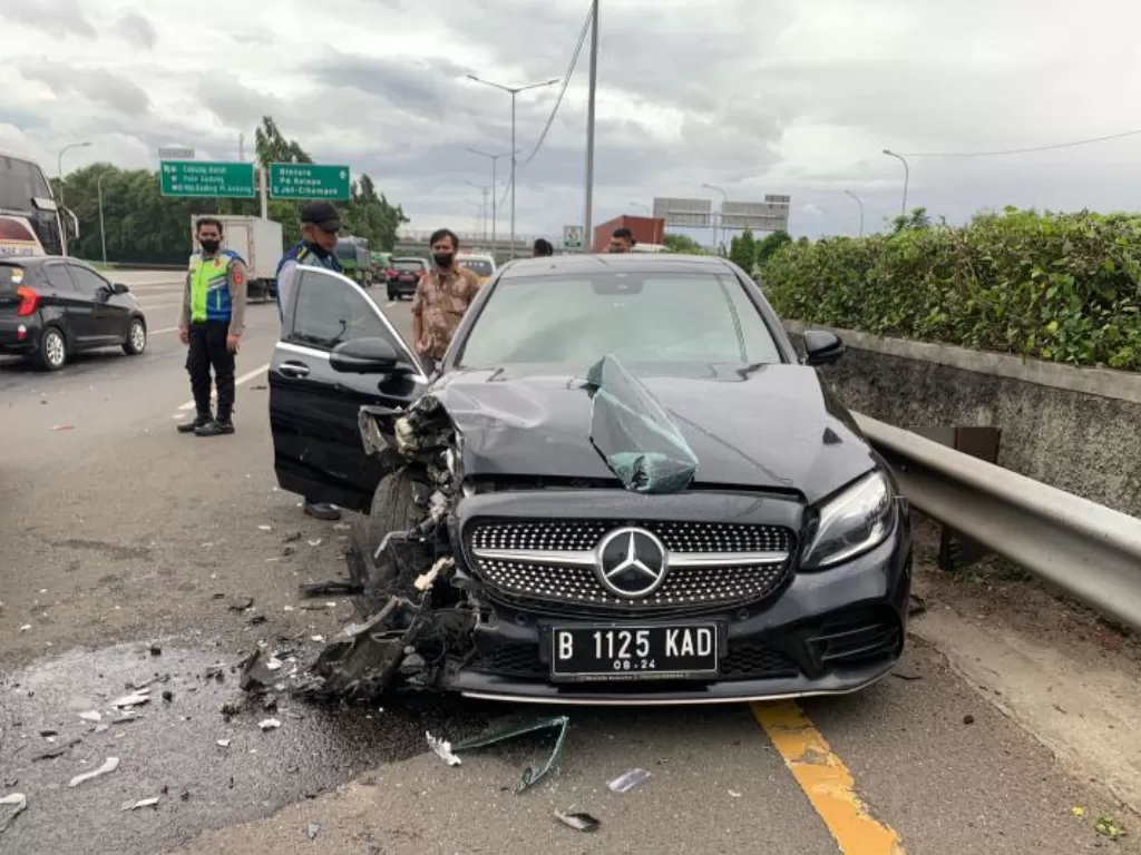 Sedan Mercedes E300 yang terlibat tabrakan akibat melawan arus di Tol JORR, Jakarta, Minggu (28/11/2021). (ANTARA/HO-Ditlantas Polda Metro Jaya)