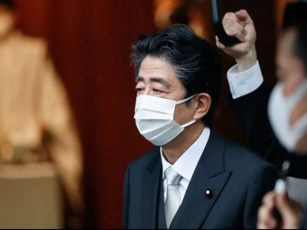 Mantan PM Jepang Shinzo Abe menghadiri peringatan 76 tahun berakhirnya Perang Dunia kedua di Kuil Yasukuni, Tokyo, Jepang, Minggu (15/8/2021). ANTARA FOTO/REUTERS/Issei Kato/foc.