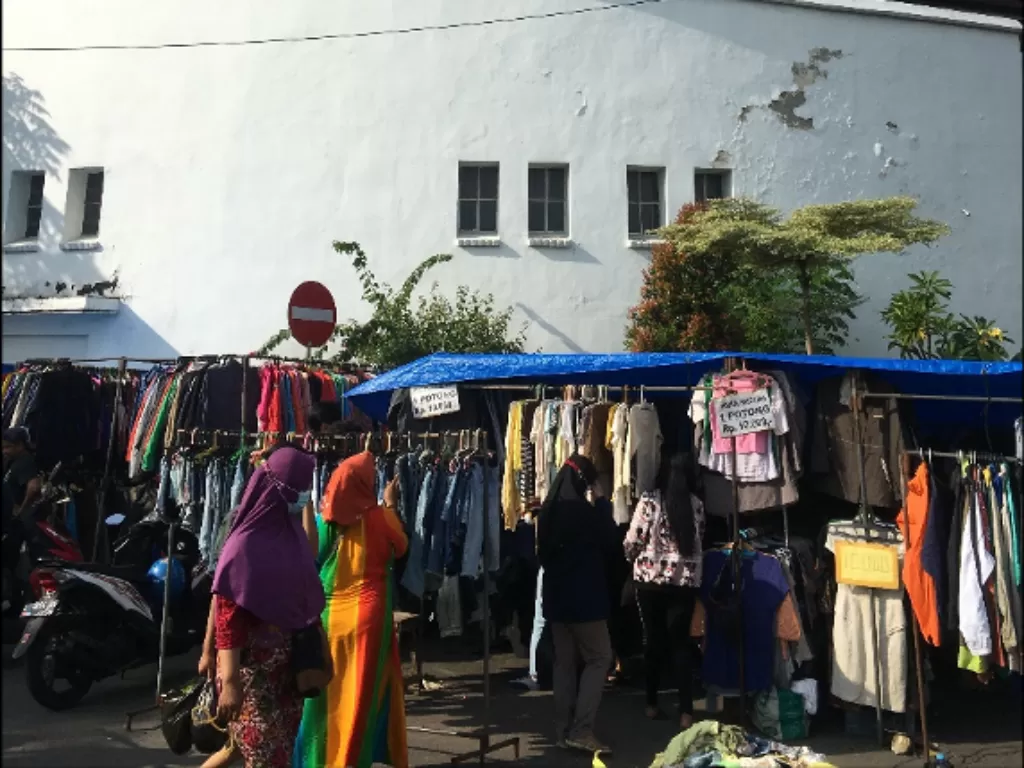 Warga berburu baju bekas di Pasar Pagi Tugu Pahlawan (Robi Juniarta/IDZ Creator Community)