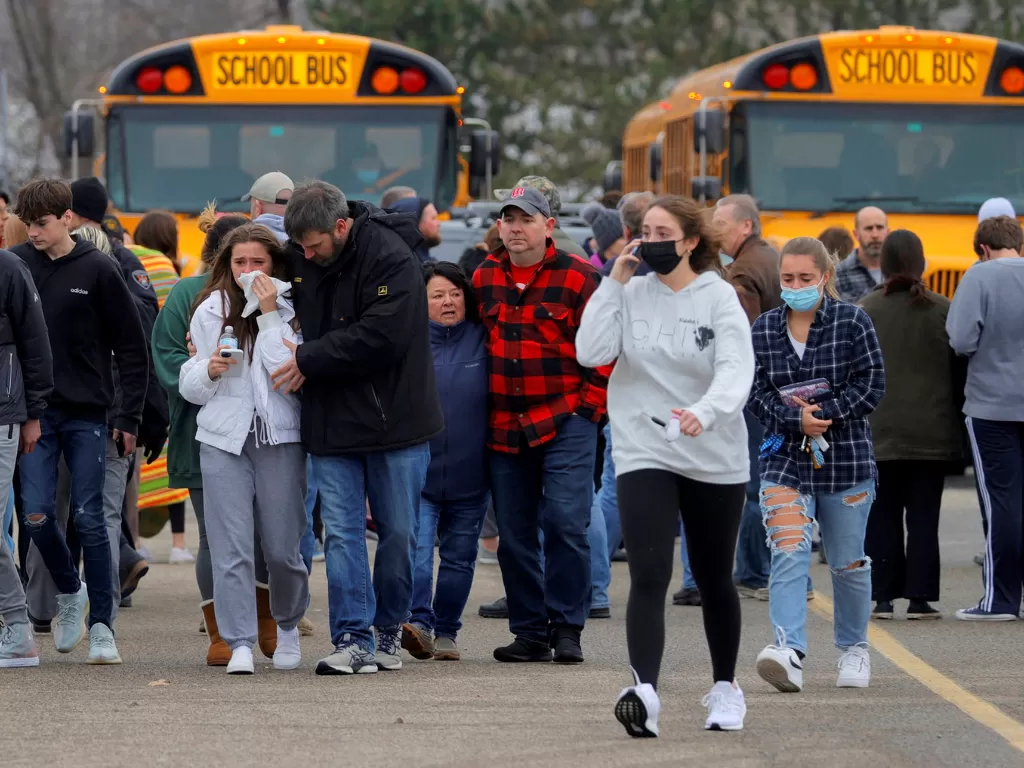 Orang tua bersama para siswa keluar dari sekolah setelah penembakan. (Reuters/Eric Seals/USA TODAY NETWORK)