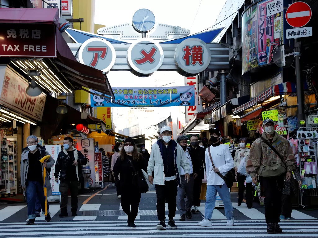 Pejalan kaki mengenakan masker di distrik perbelanjaan Ameyoko di Tokyo, Jepang, 1 Desember 2021. (REUTERS/Kim Kyung-Hoon)