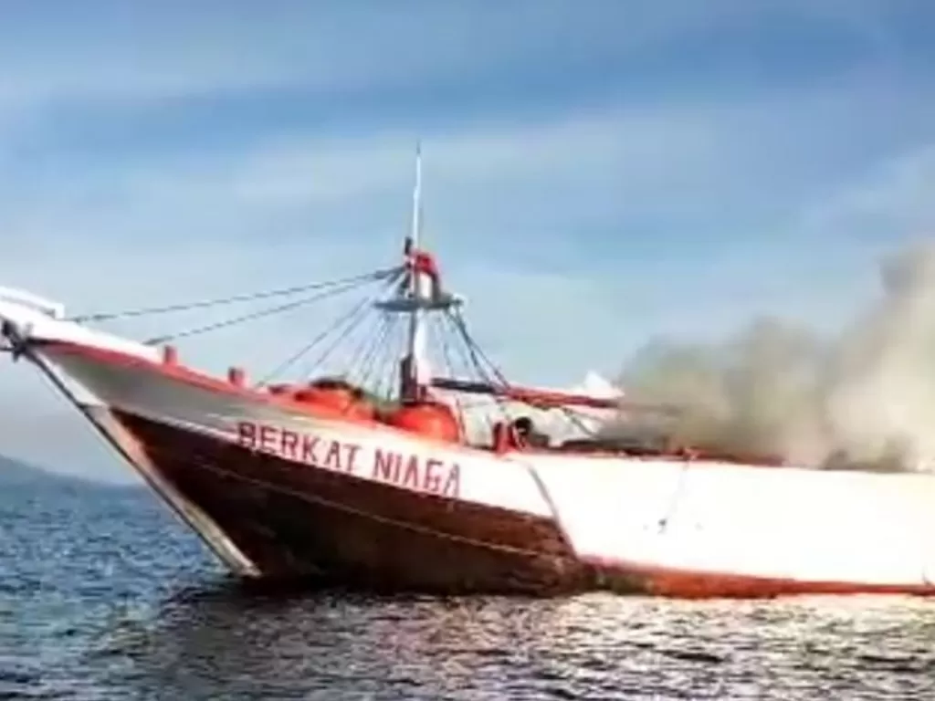  KM Berkat Niaga Abadi dari Palembang menuju Pontianak terbakar di perairan Pantai Bembang Jebus, Bangka Barat. (ANTARA/Kasmono)