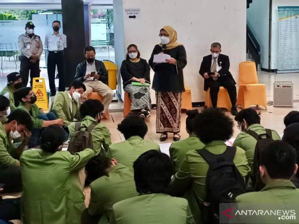 Mahasiswa menuntut penjelasan soal mahasiswi meninggal usai ikut pembaretan menwa UPN Veteran Jakarta (Dok. Humas UPN Veteran Jakarta)