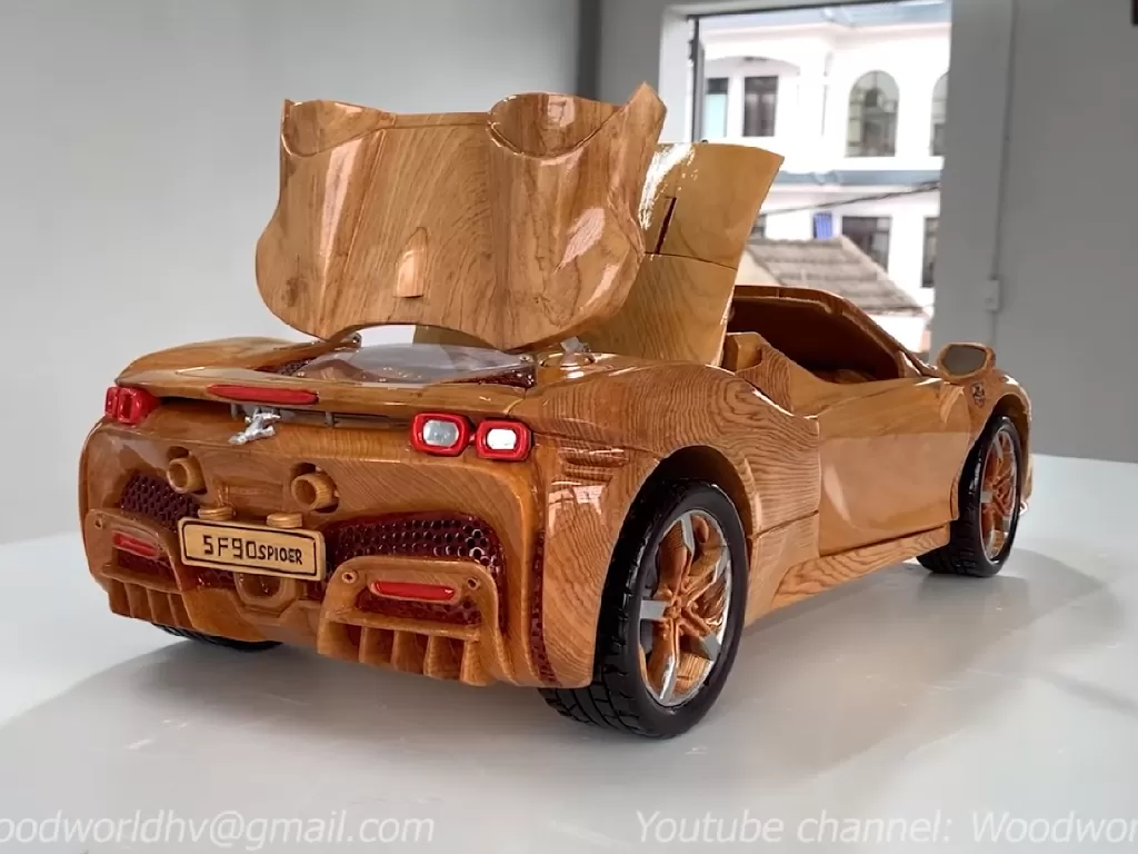 Miniatur mobil Ferrari SF90 Spider yang terbuat dari kayu (photo/YouTube/Woodworking Art)