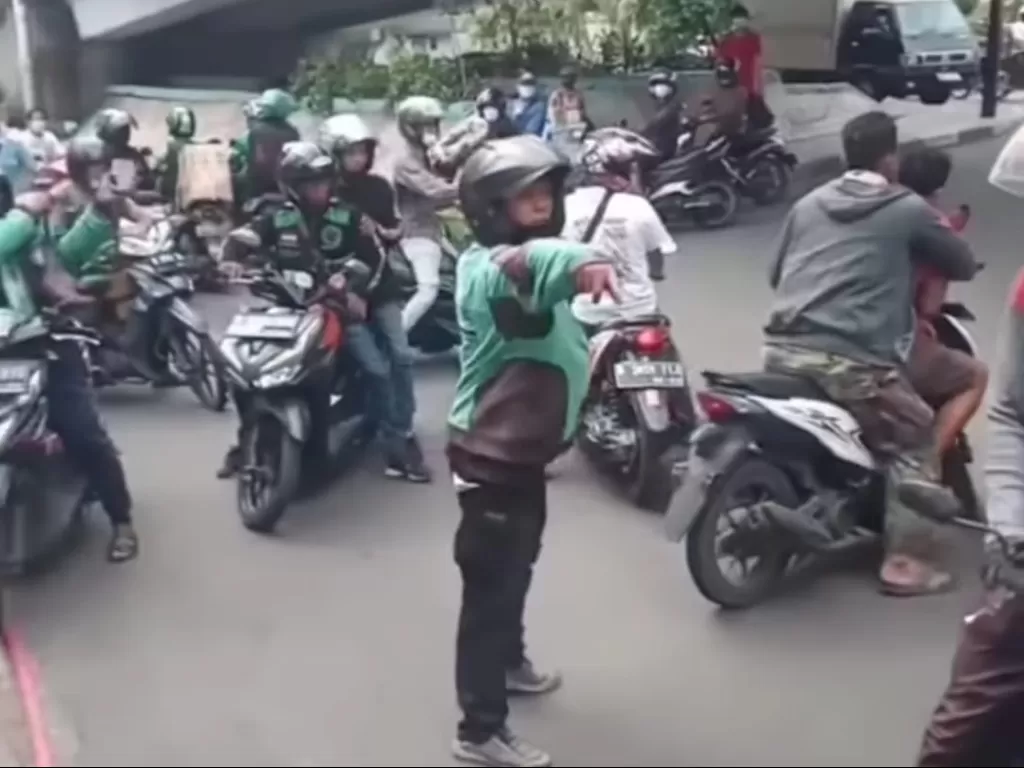 Aksi pria loncat dari Fly Over Tubagus Angke. (Dok. Humas Polres Metro Jakarta Barat)