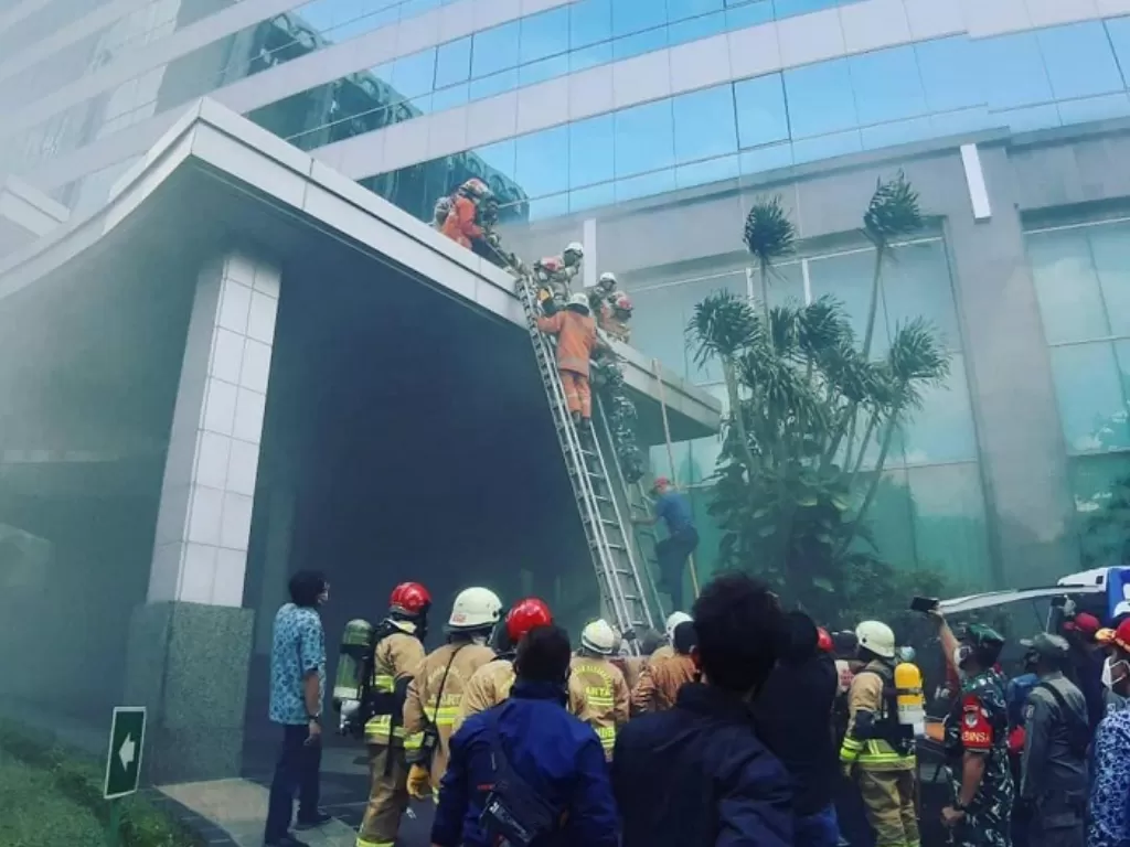 Pemadam kebakaran coba memadamkan kebakaran di Gedung Cyber 1, Jakarta Selatan. (Instagram/@humasjafire)