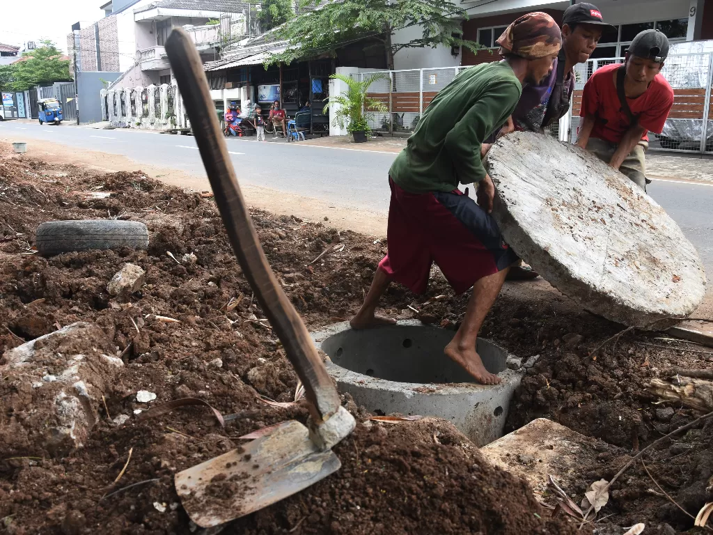 Pekerja menyelesaikan pembuatan sumur resapan di kawasan Tebet, Jakarta. (ANTARA FOTO/Indrianto Eko Suwarso/wsj)