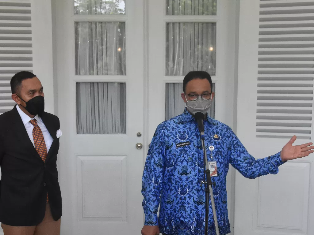 Gubernur DKI Jakarta Anies Baswedan (kanan) bersama anggota DPR Ahmad Sahroni (kiri) memberikan keterangan kepada wartawan usai menggelar pertemuan di Balai Kota DKI Jakarta, Senin (29/22/2021). ANTARA FOTO/Indrianto Eko Suwarso/rwa.