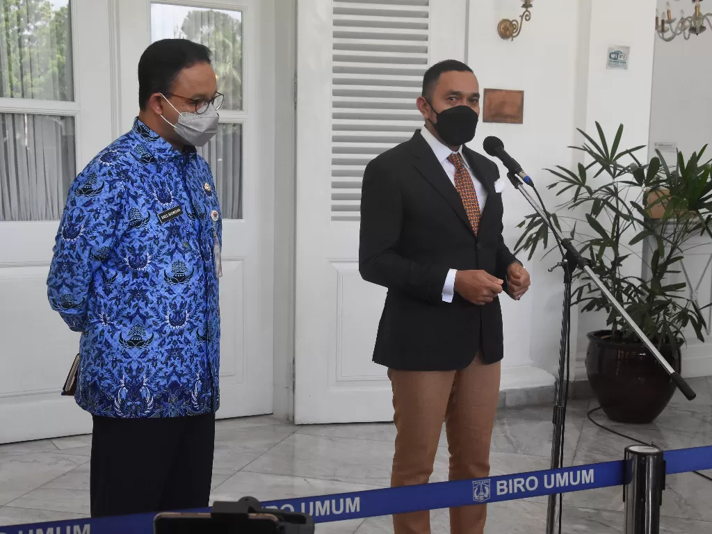 Gubernur DKI Jakarta Anies Baswedan (kiri) bersama anggota DPR Ahmad Sahroni (kanan) memberikan keterangan kepada wartawan usai menggelar pertemuan di Balai Kota DKI Jakarta, Senin (29/22/2021). (ANTARA FOTO/Indrianto Eko Suwarso/rwa)