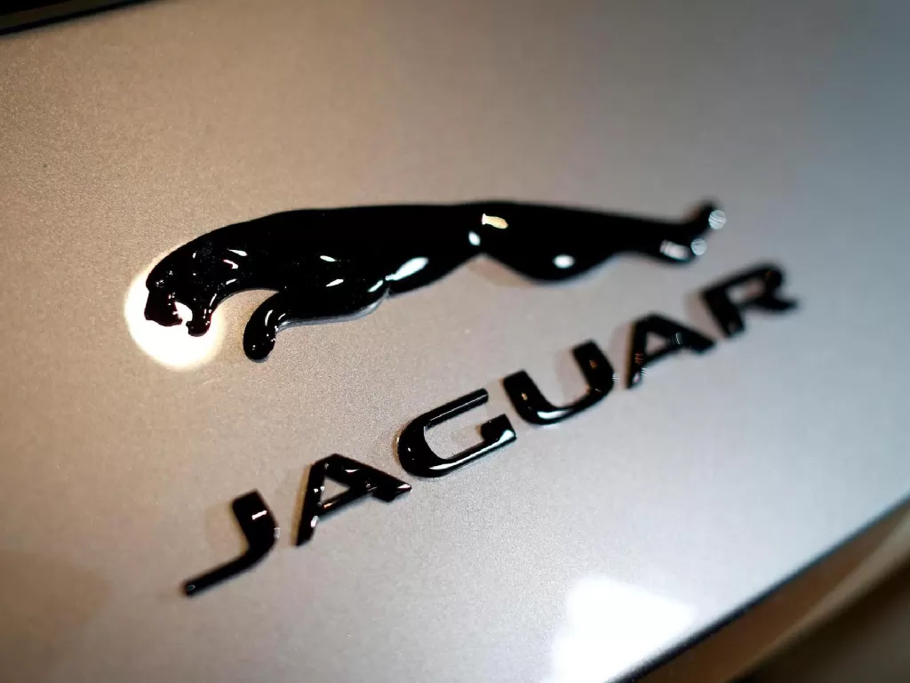 Tampilan logo produsen mobil Jaguar (photo/REUTERS/Michaela Rehle)