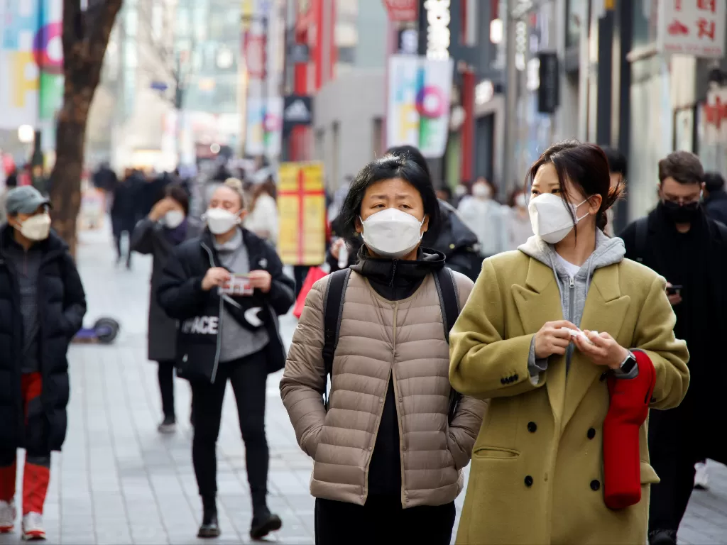 Perempuan memakai masker di distrik perbelanjaan di Seoul, Korea Selatan, 29 November 2021. (REUTERS/Heo Ran)