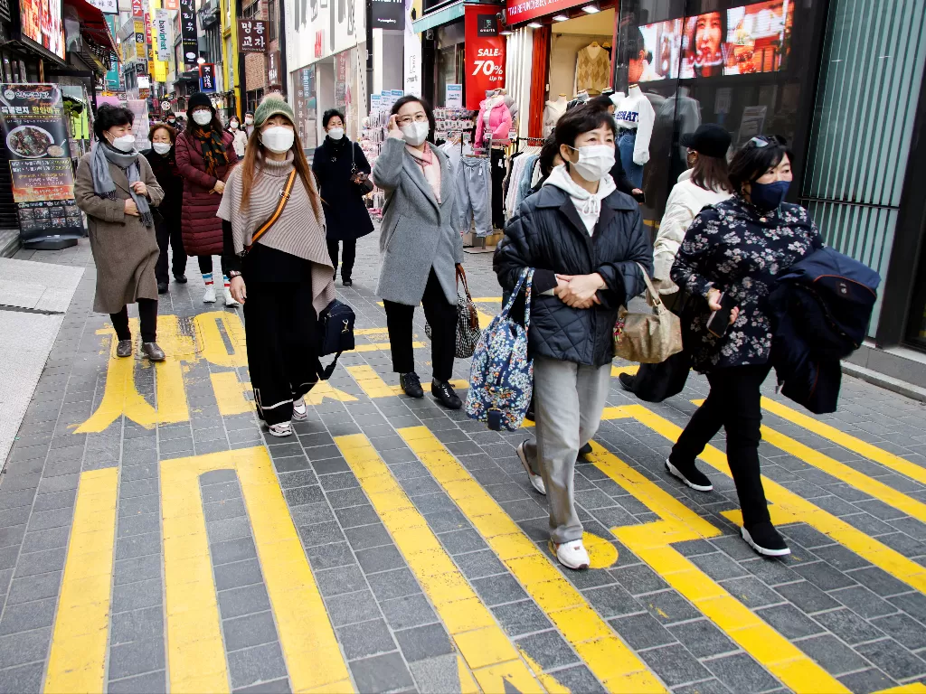 Perempuan memakasi masker di distrik perbelanjaan Seoul, Korea Selatan, 29 November 2021. (REUTERS/Heo Ran)
