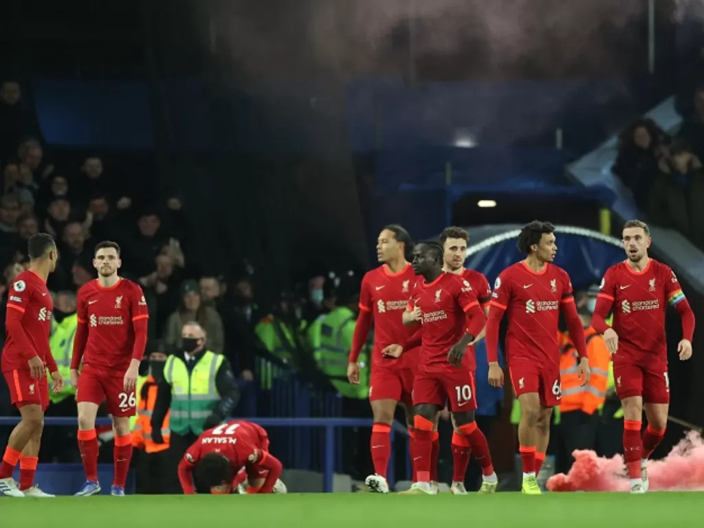 Pemain Liverpool merayakan kemenangan atas Everton di Liga Inggris 2021-2022. (Reuters/Carl Recine)