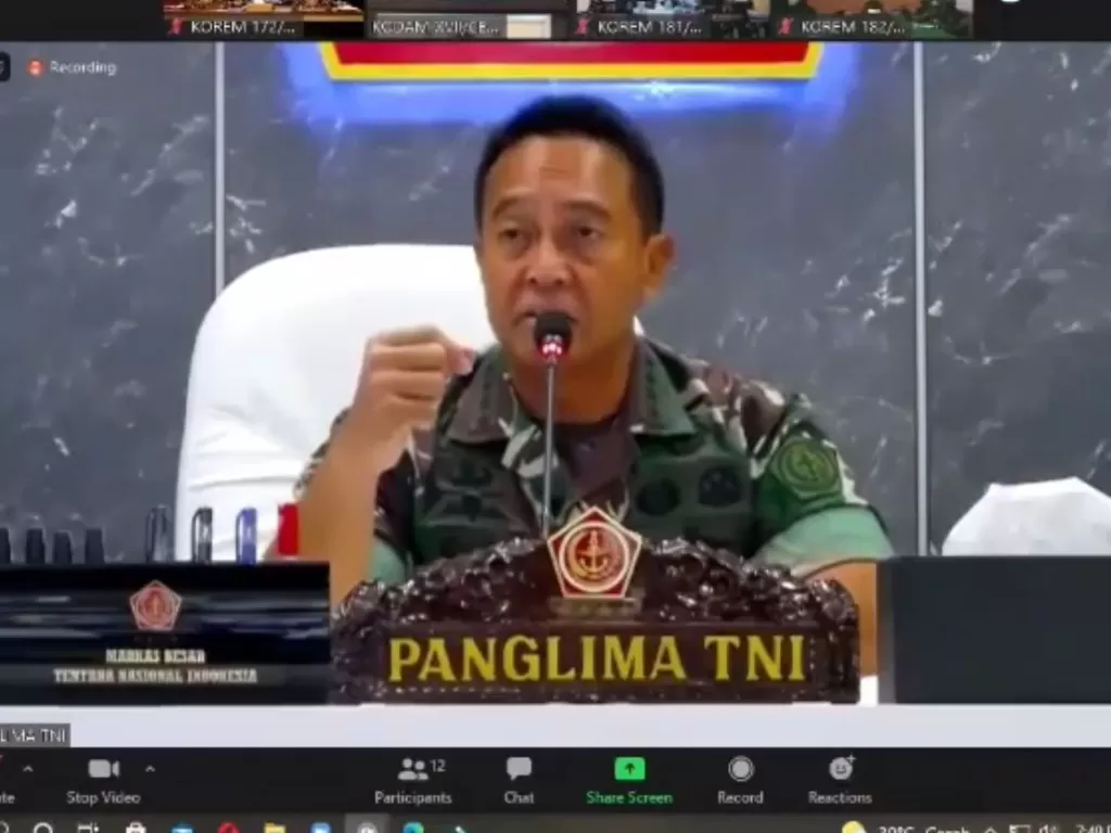Panglima TNI Jenderal Andika Perkasa murka anak buah main hape saat rapat. (Istimewa)