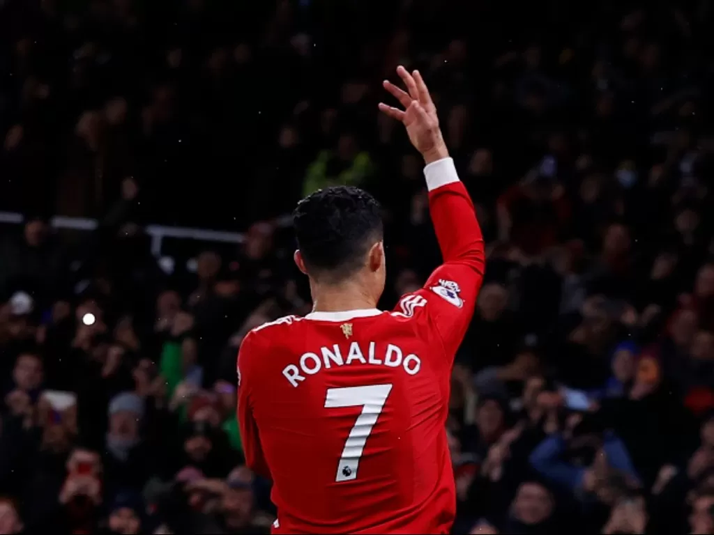 Cristiano Ronaldo merayakan golnya ke gawang Arsenal saat MU menang 3-2 di lanjutan Liga Inggris 2021-2022. (REUTERS/Phil Noble))