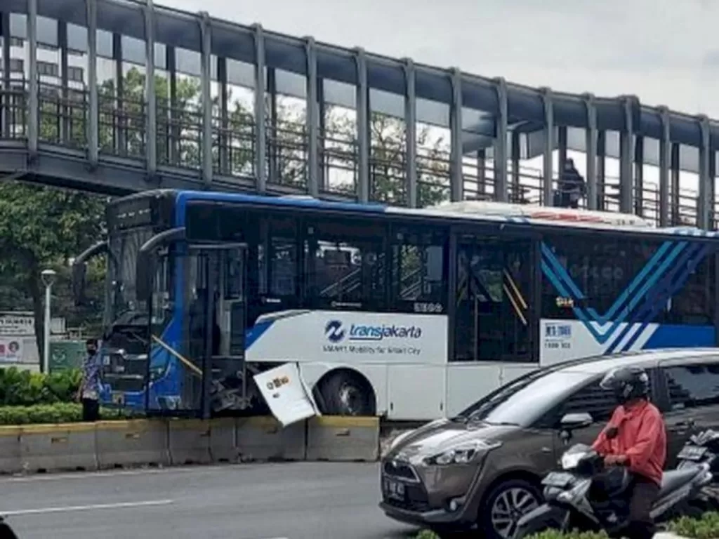 Bus Transjakarta menabrak separator di jalan Jenderal Sudirman. (Instagram/@jktinfo)