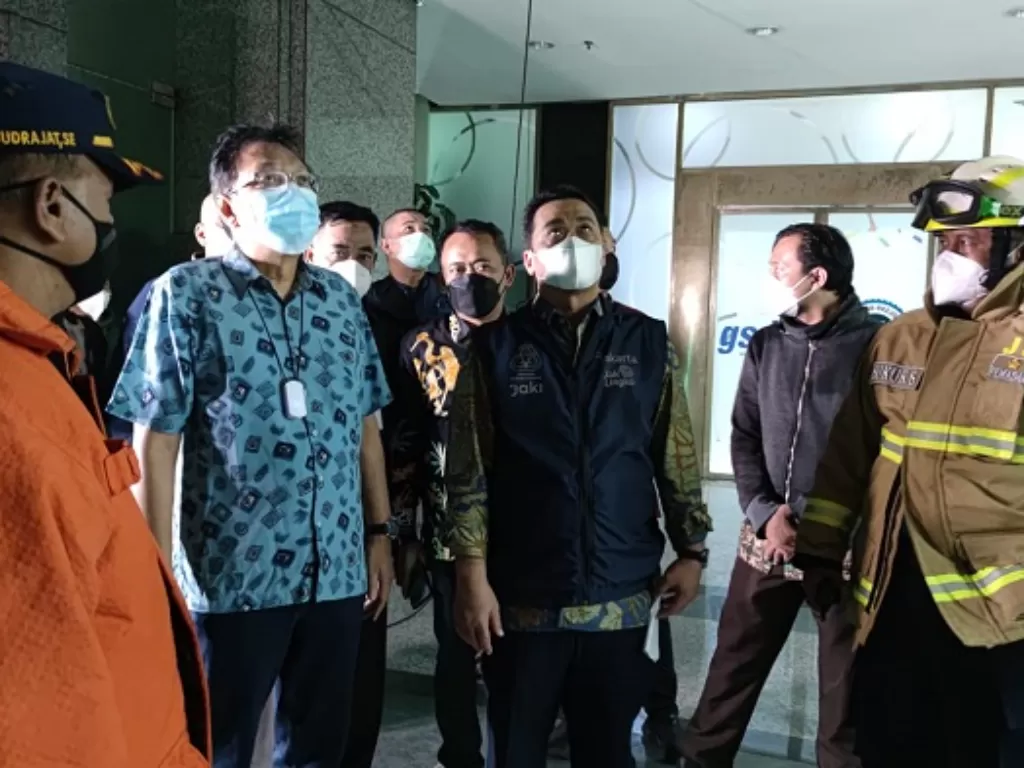 Wagub DKI Jakarta Ahmad Riza Patria mengunjungi lokasi kebakaran Gedung Cyber. (Istimewa)