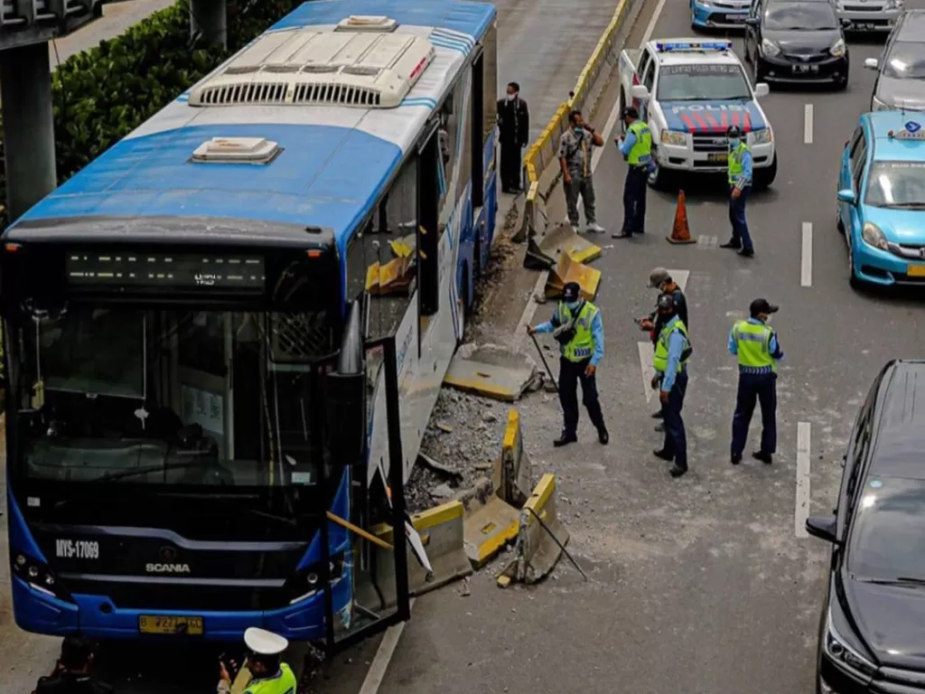Bus Transjakarta yang menabrak separator (IG@JKTINFO)