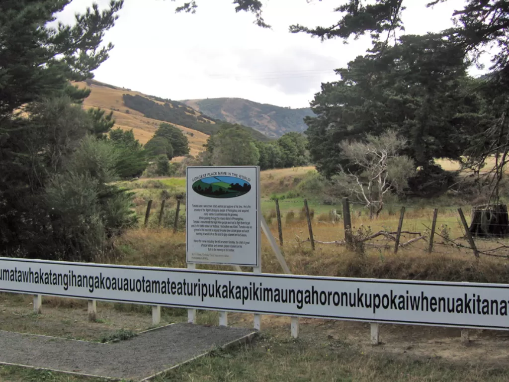 Tanda di atas bukit yang menampilkan nama sepanjang 85 huruf, di Selandia Baru. (photo/dok.Wikipedia)