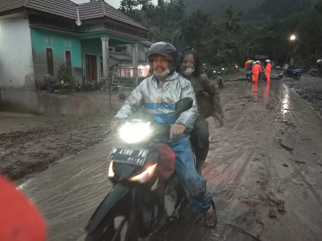 Warga menyelamatkan diri saat Gunung Semeru meletus di Desa Sumberwuluh, Candipuro, Lumajang, Jawa Timur, Sabtu (4/12/2021). (Foto: ANTARA/Hermawan)