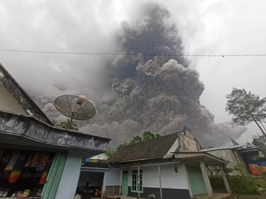 Erupsi Gunung Semeru meninggalkan awan asap tebal berwarna abu-abu (photo/Twitter/@dinrayaujazla)