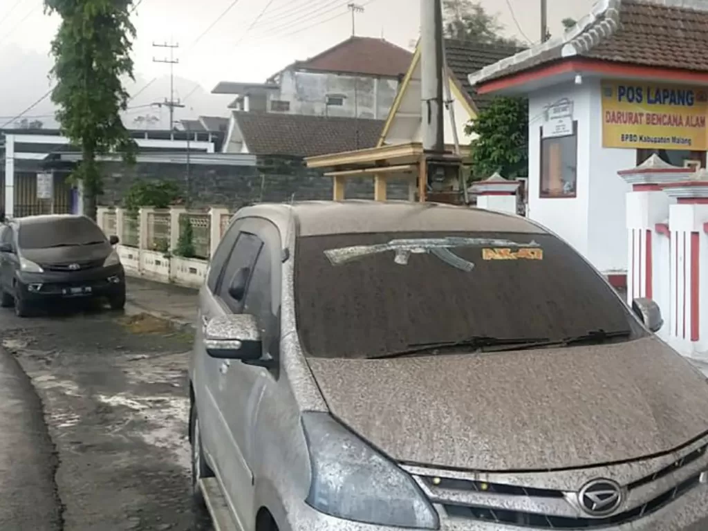 Kendaraan yang terparkir di wilayah Kabupaten Malang, Jawa Timur, tertutup abu vulkanik akibat meletusnya Gunung Semeru, Sabtu (4/12/2021). (ANTARA/HO-BPBD Kabupaten Malang)