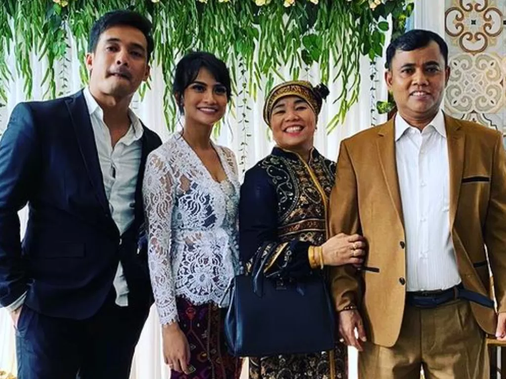 Bibi, orangtuanya dan Vanessa Angel saat acara pernikahan. (Instagram/@dewizuhriati)