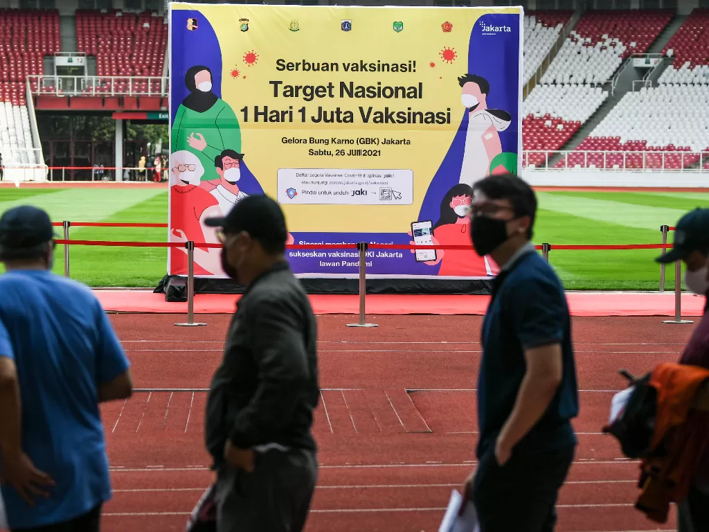 Warga antre mengikuti vaksinasi COVID-19 massal di Stadion Utama Gelora Bung Karno, Senayan, Jakarta. (Foto: ANTARA/Galih Pradipta)