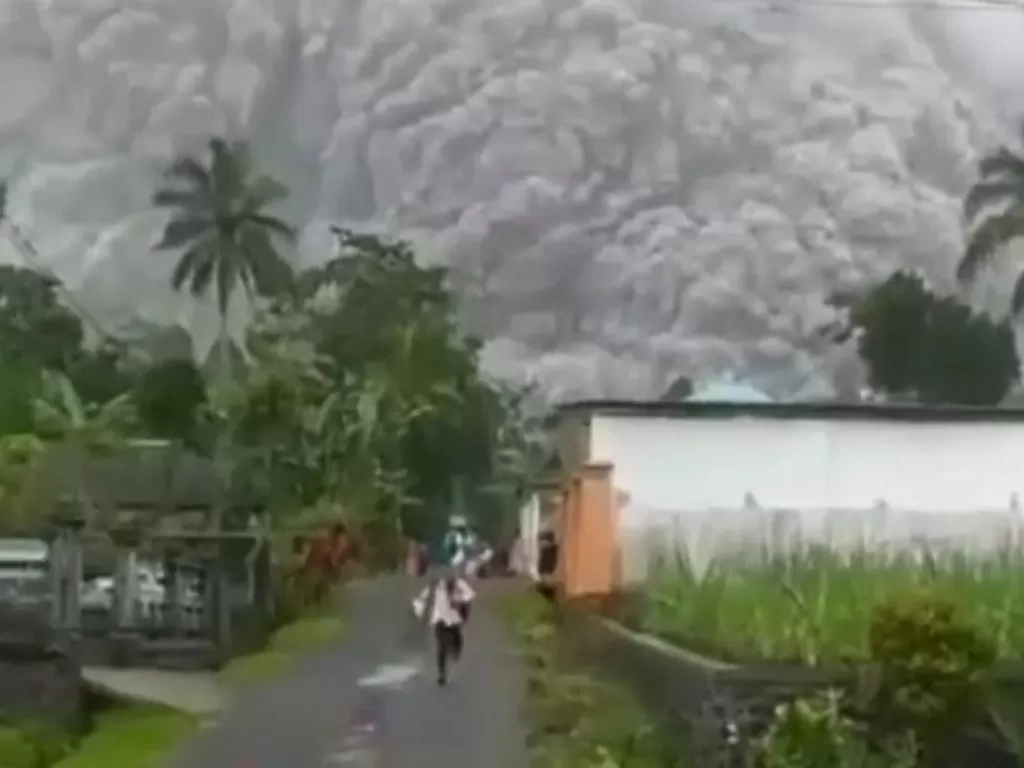  Screenshoot erupsi Gunung Sumeru. (Dok Istimewa)