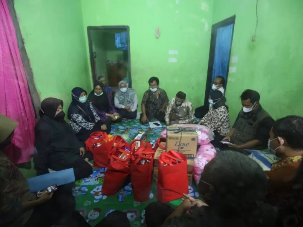  Mensos Risma mengunjungi keluarga anak penyandang disabilitas yang mendapat kekerasa di Kecamatan Tegalbuleud, Kabupaten Sukabumi Jawa Barat. (ANTARA/HO-Kementerian Sosial)