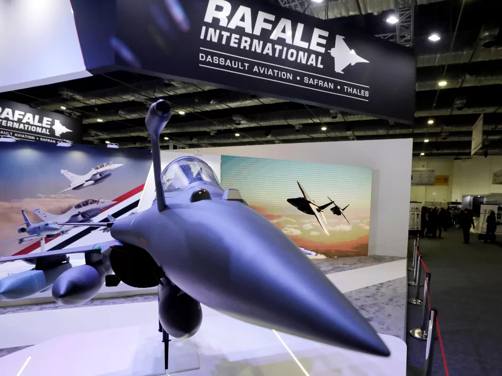 Sebuah model pesawat Rafale ditampilkan di stand Prancis di Egypt Defense Expo (EDEX) 30 November 2021. (REUTERS/Mohamed Abd El Ghany)