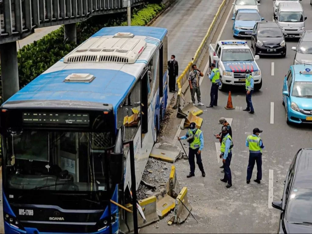 Kecelakaan bus TransJakarta di depan Ratu Plaza, Senayan, Jalan Jenderal Sudirman, Jakarta Pusat. (Instagram/jktinfo)