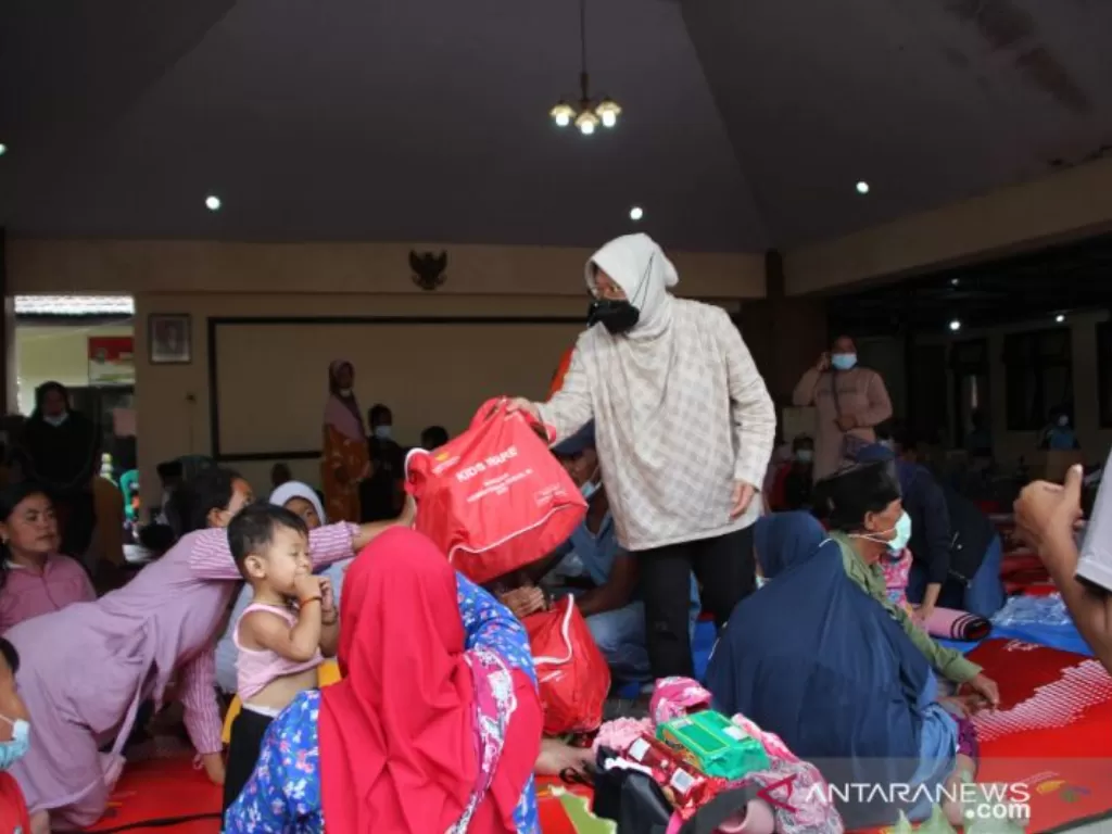 Mensos Tri Rismaharini saat mengunjungi pengungusi terdampak erupsi Gunung Semeru di Kantor Kecamatan Candipuro, Kab. Lumajang, Jawa Timur (5/12/2021) (ANTARA/HO-Kemensos)