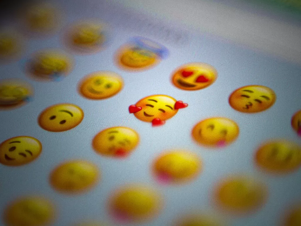 Ilustrasi emoji yang terdapat di keyboard smartphone (photo/Unsplash/Domingo Alvarez E)