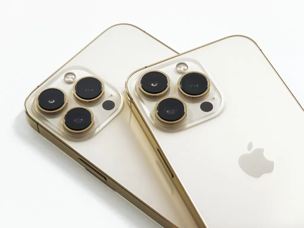 Tampilan belakang smartphone iPhone 13 Pro dan 13 Pro Max (photo/Unsplash/Jeremy Bezanger)