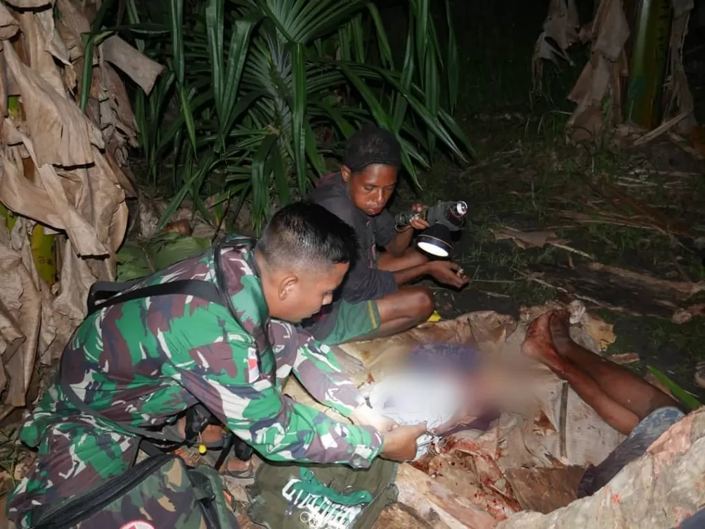 Anggota TNI bantu persalinan warga (Instagram/tni_angkatan_darat)