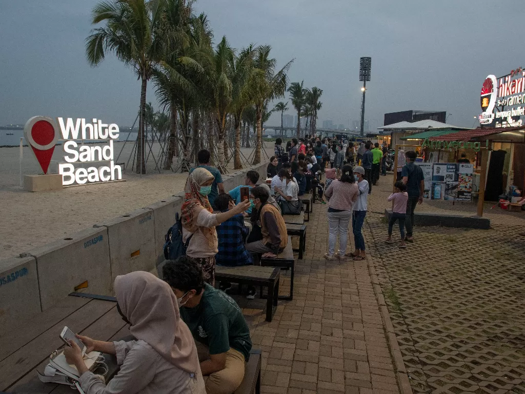 Sejumlah warga bersantai di kawasan pujasera kuliner Pantai Pasir Putih PIK 2, Tangerang, Banten. (Foto: ANTARA/Aditya Pradana)