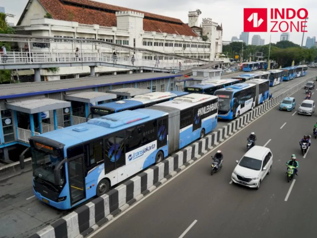 Sejumlah bus transjakarta berhenti di Halte Harmoni, Jakarta. (INDOZONE)