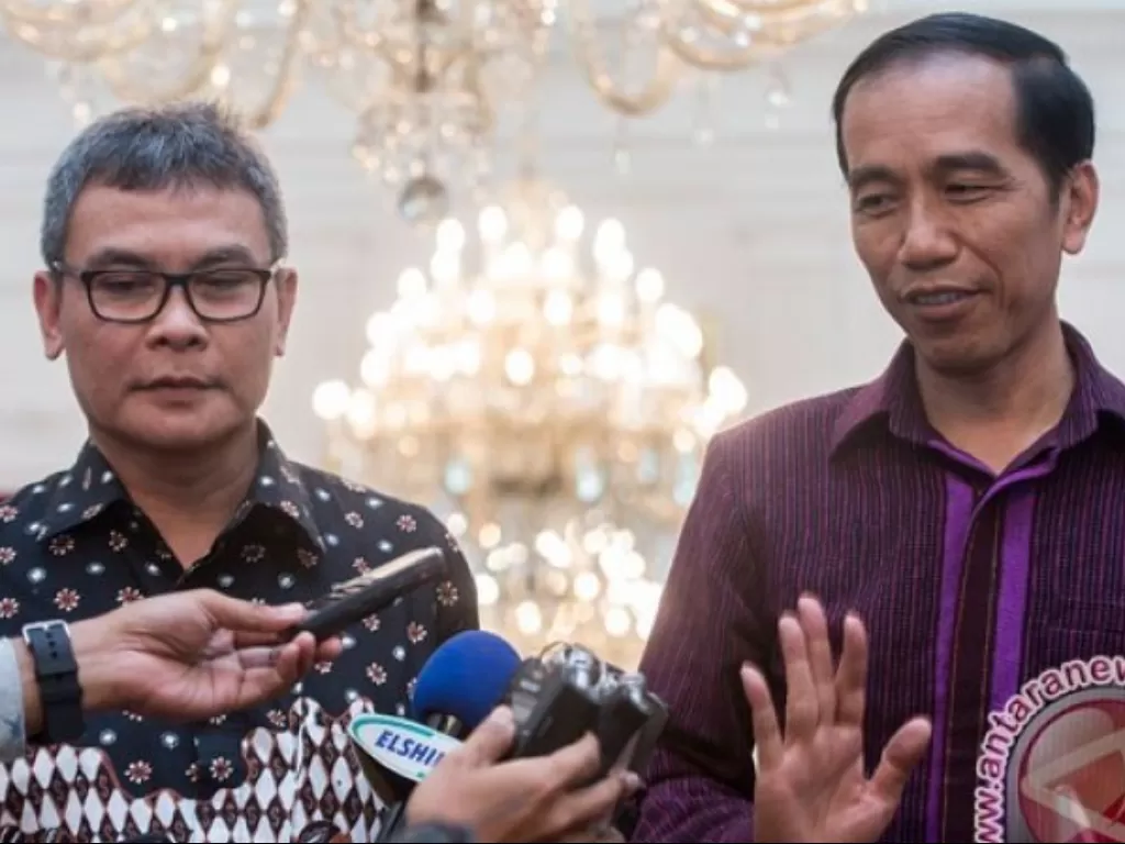 Presiden Joko Widodo (kanan) didampingi Johan Budi (kiri) saat masih menjabar ssebagai Jubir Presdien. (ANTARA FOTO/Widodo S)