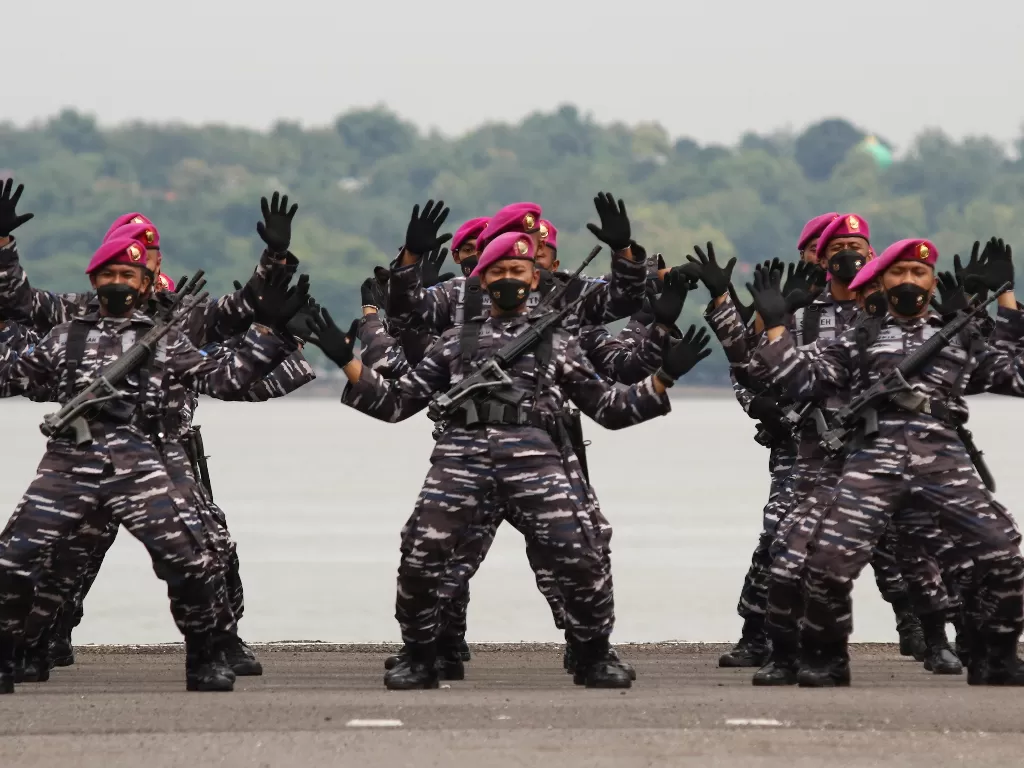 Sejumlah prajurit TNI Angkatan Laut meneriakkan yel-yel saat mengikuti Upacara Hari Armada di Koarmada II, Surabaya, Jawa Timur, Senin (6/12/2021). (ANTARA FOTO/Didik Suhartono/wsj)